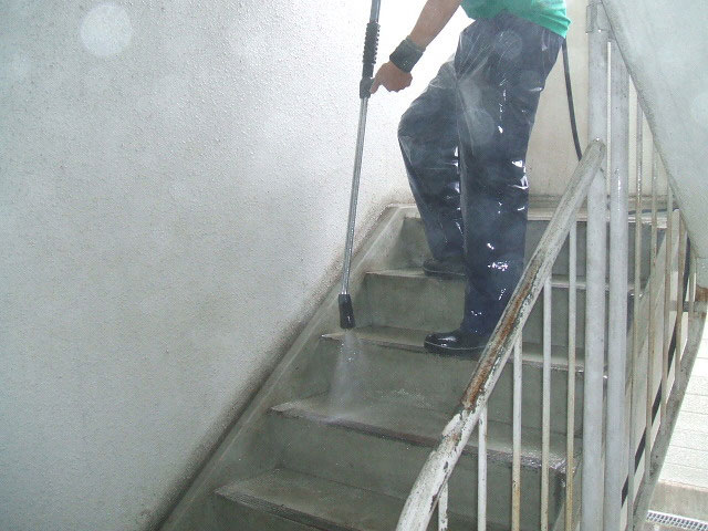 階段清掃の様子